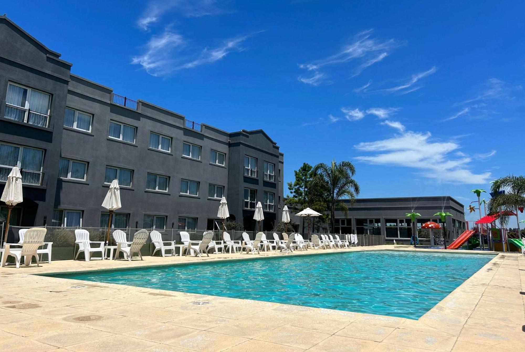 Howard Johnson Hotel & Resort フネス エクステリア 写真