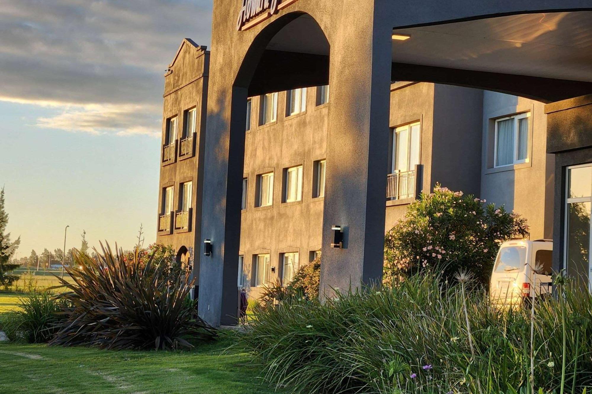 Howard Johnson Hotel & Resort フネス エクステリア 写真
